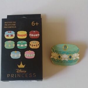 DISNEY COLLECTSBLE PIN NEW WITH BOX